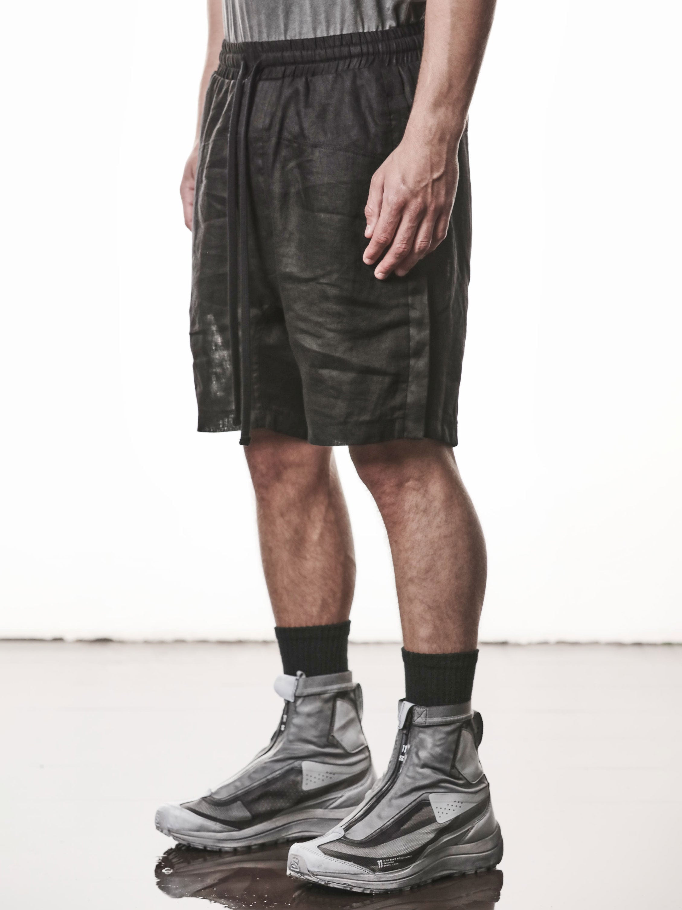 THOM KROM Drop Crotch Linen Shorts black, side profile