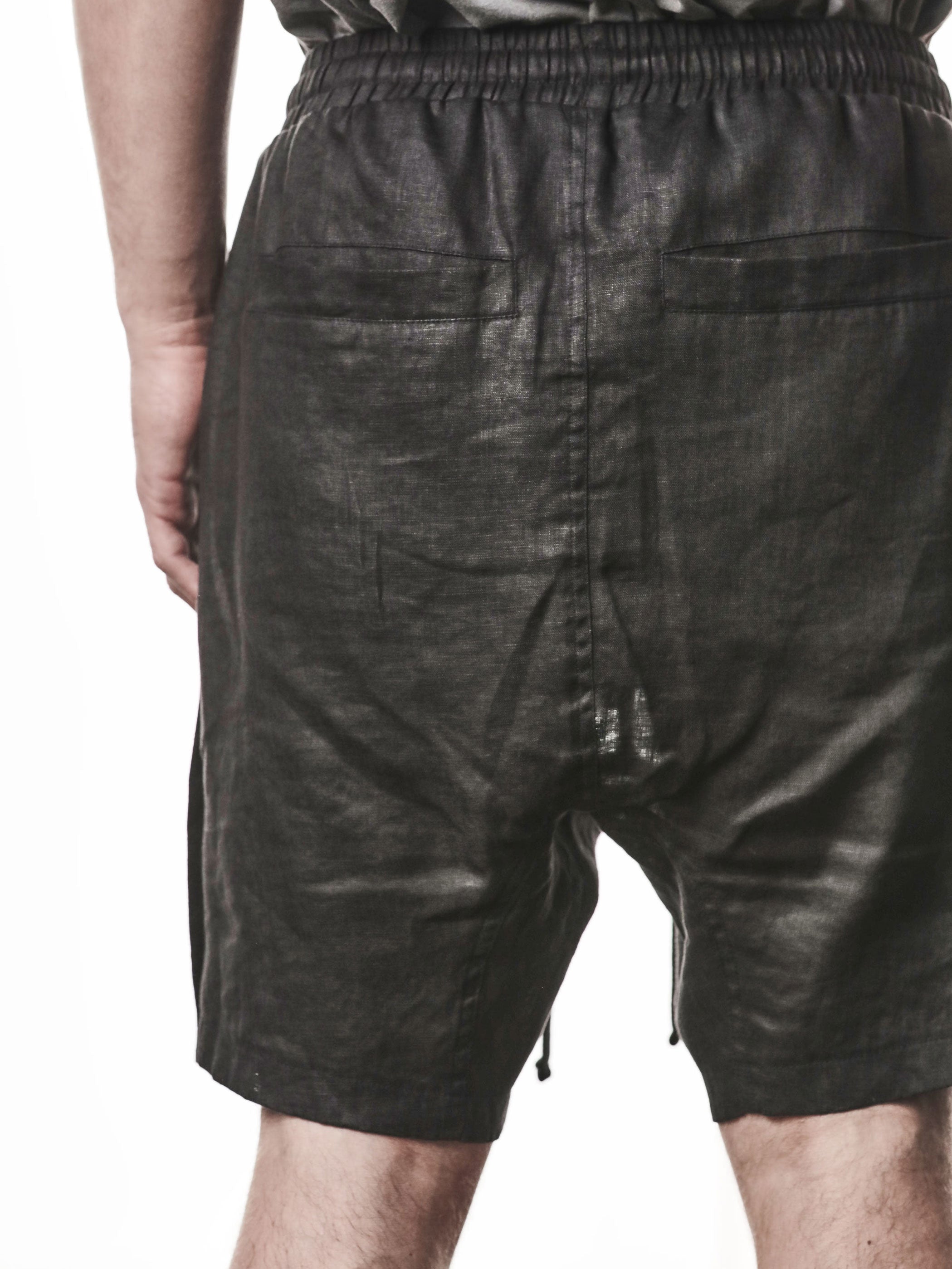 THOM KROM Drop Crotch Linen Shorts black, model wearing size M