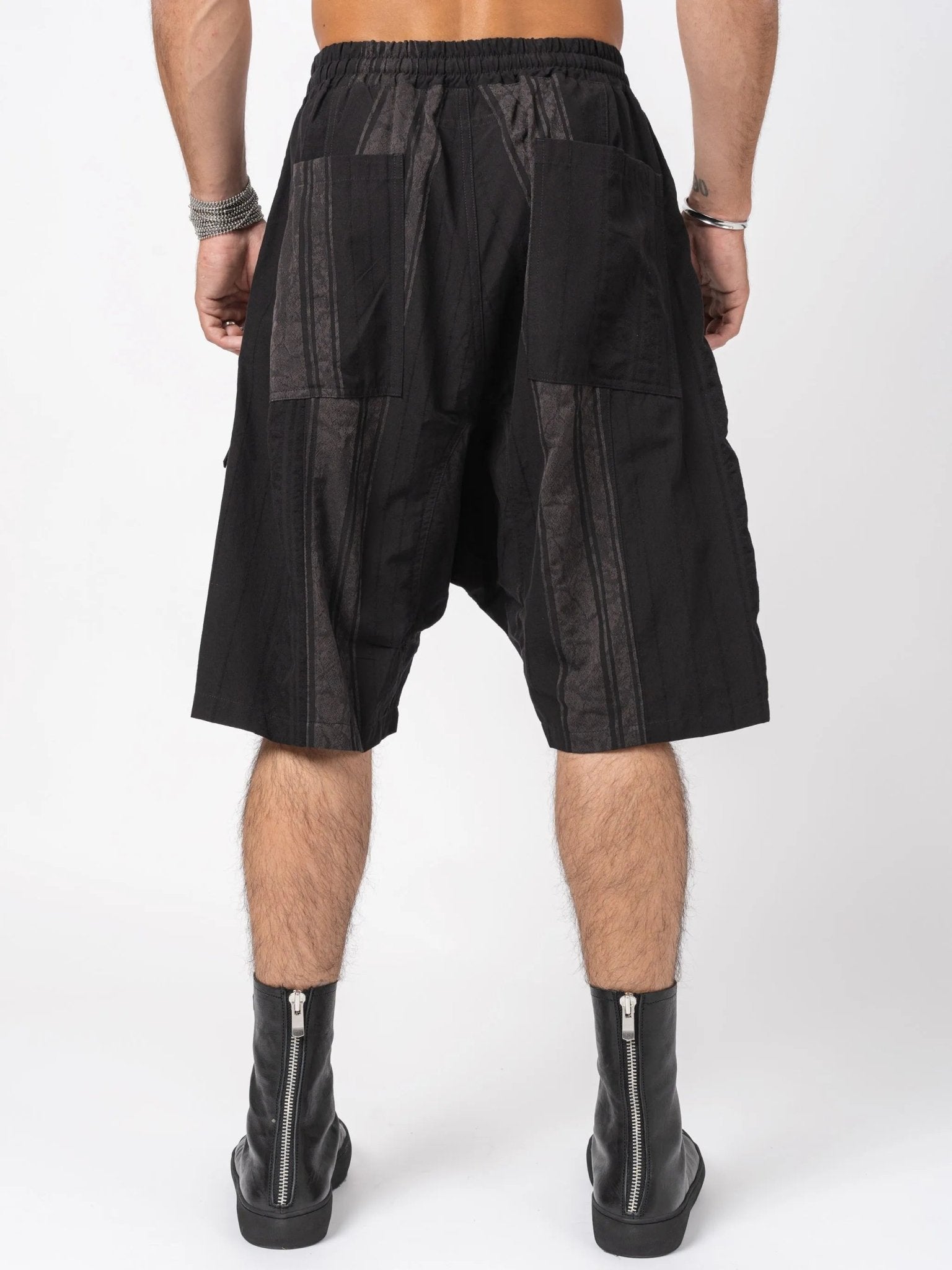 D.HYGEN Crack Random Stripe Jacquard Baggy Shorts - by D.HYGEN
