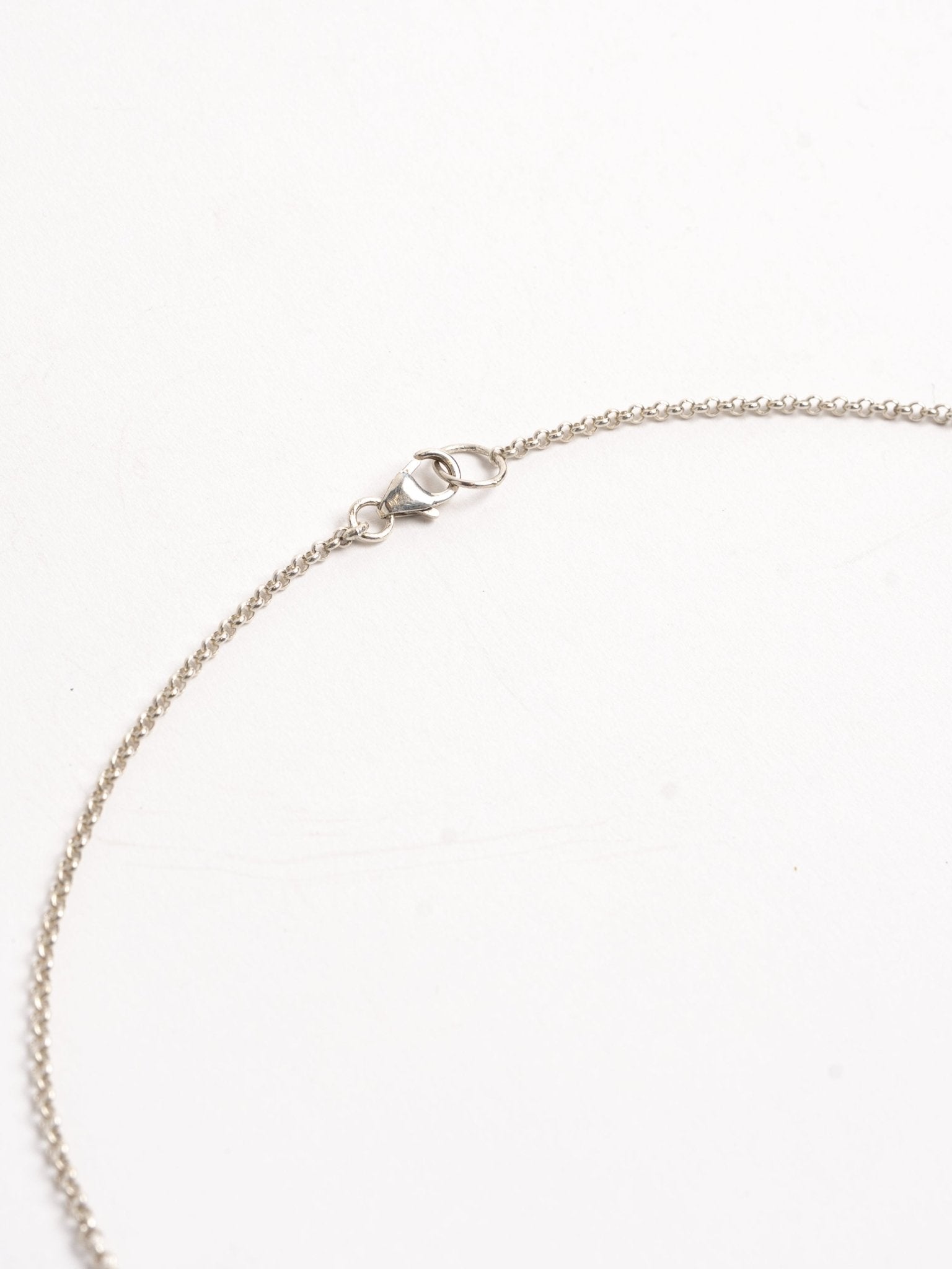 MAYA NOACH Drop Pearl Necklace, clasp and chain detail view