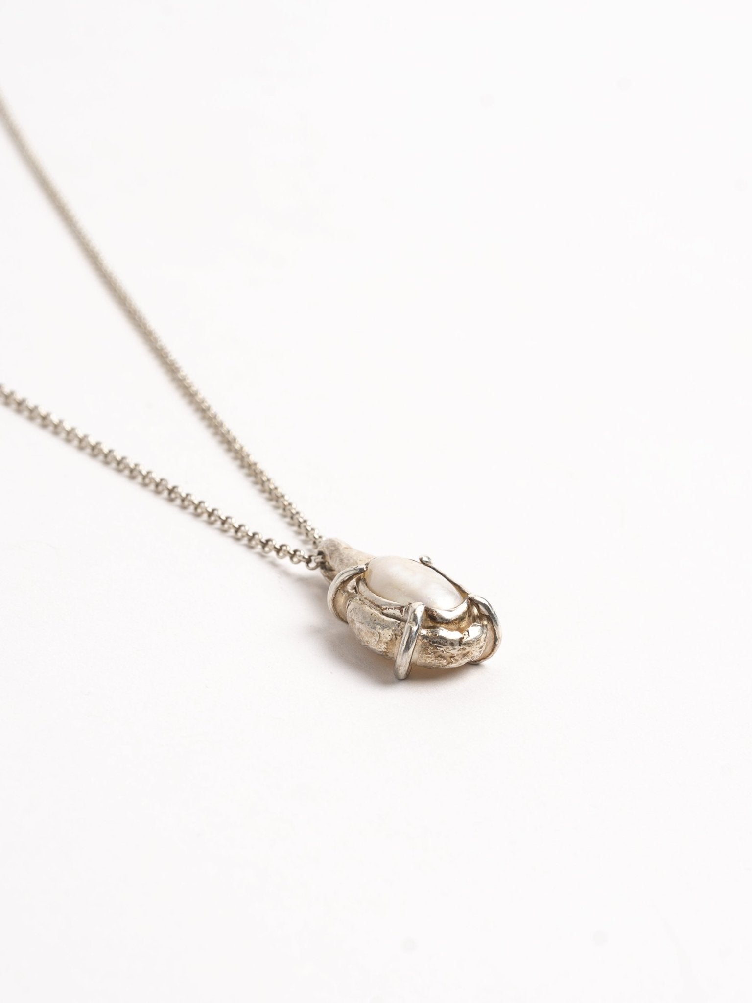 MAYA NOACH Drop Pearl Necklace, pendant close-up view