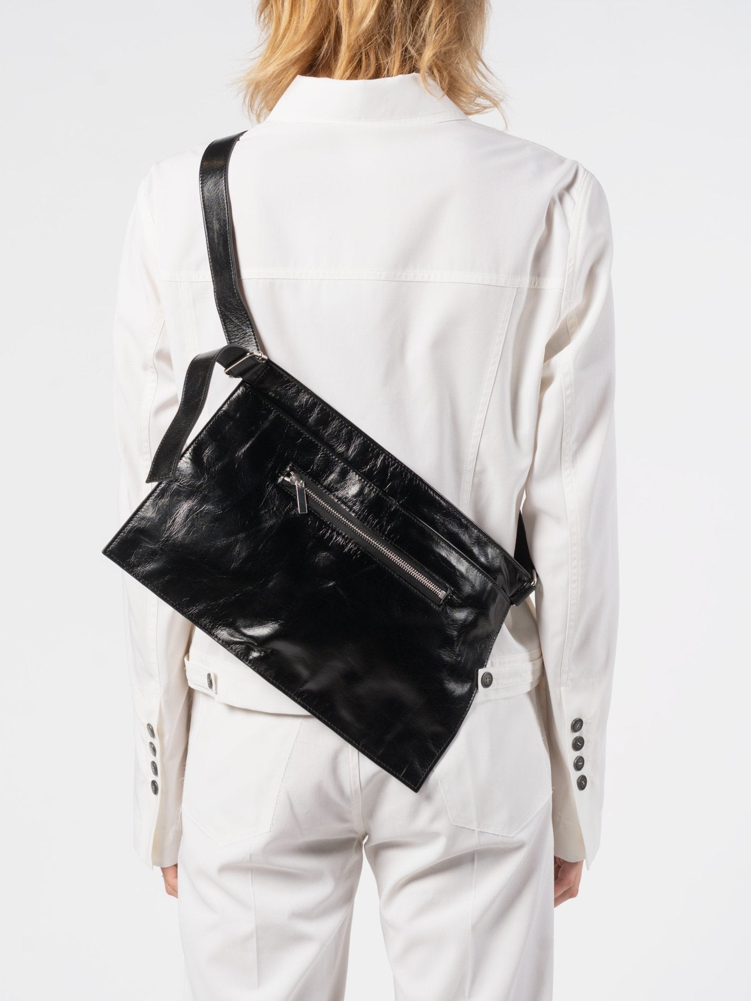 Vitellino Calf Leather Crossbody Pouch Black - Italian minimalist accessory by SAPIO