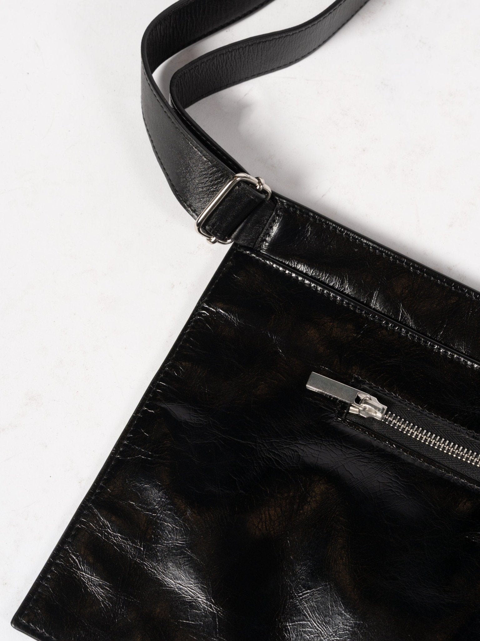 Vitellino Calf Leather Crossbody Pouch Black - Italian minimalist accessory by SAPIO