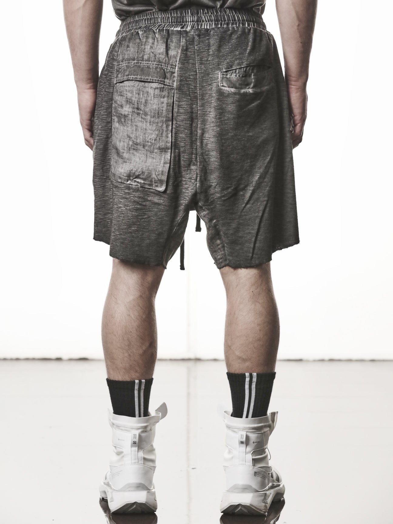 THOM KROM Matmix Drop-Crotch Shorts grey - raw cut hem close-up