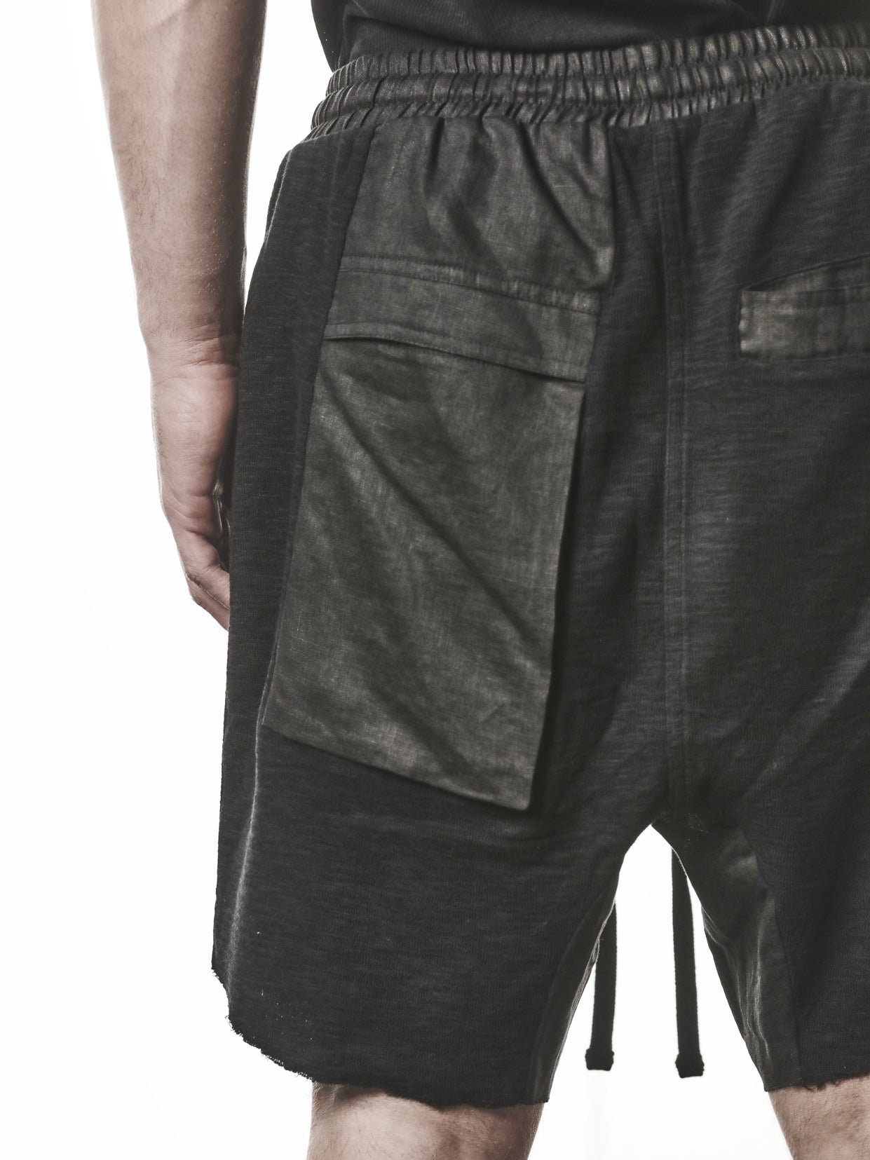 THOM KROM Matmix Drop-Crotch Shorts black - close-up of raw cut hem