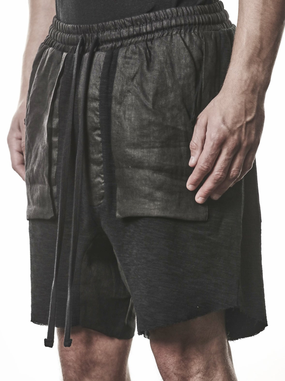 THOM KROM Matmix Drop-Crotch Shorts black - pocket configuration detail (bellow and welt pockets)