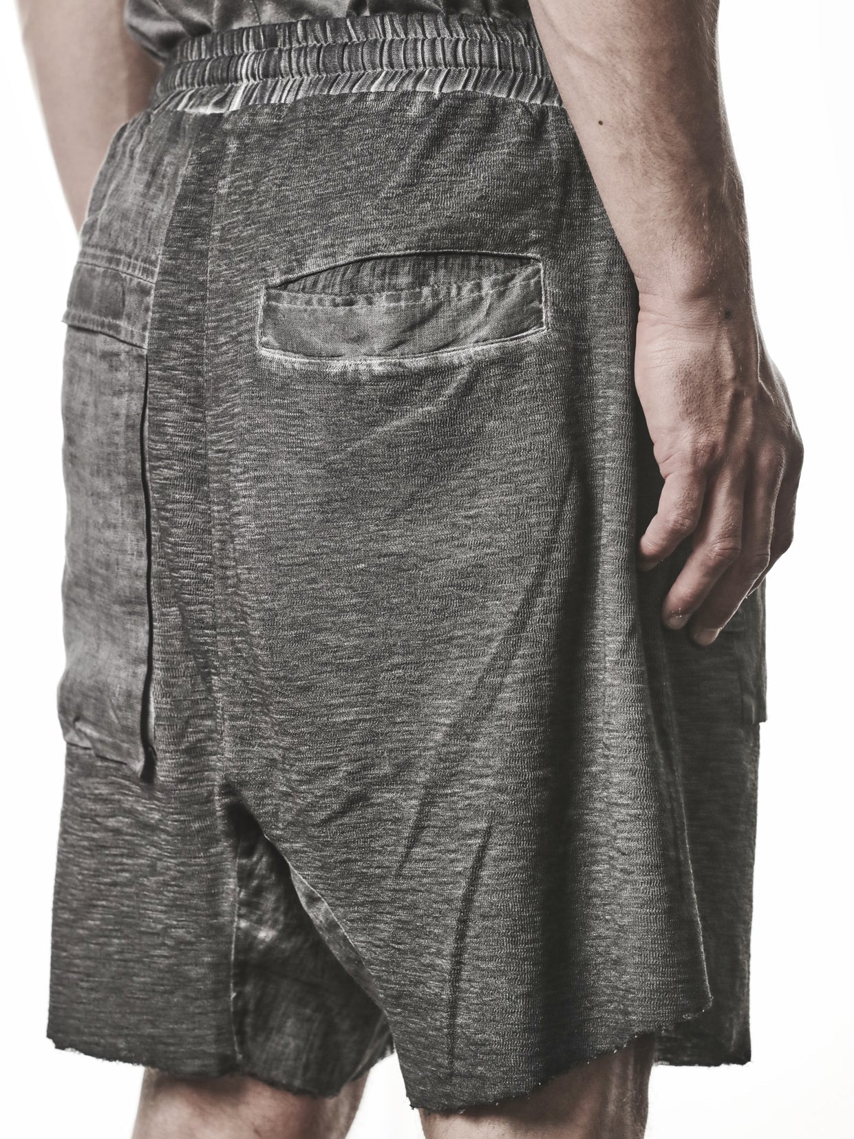 THOM KROM Matmix Drop-Crotch Shorts grey - pocket configuration and waistband detail