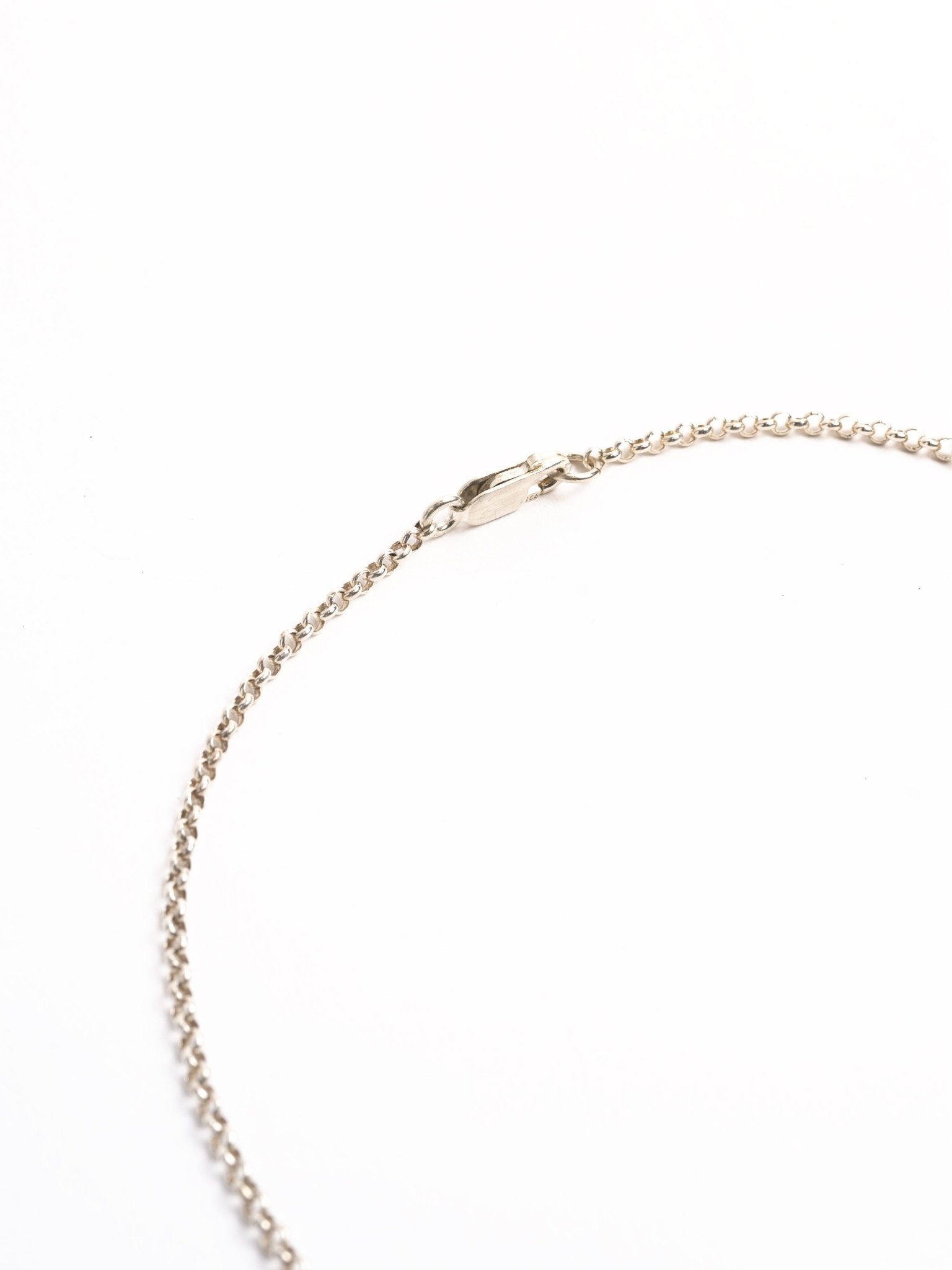 MAYA NOACH Shaft Diamond Pendant Necklace, clasp and chain detail view