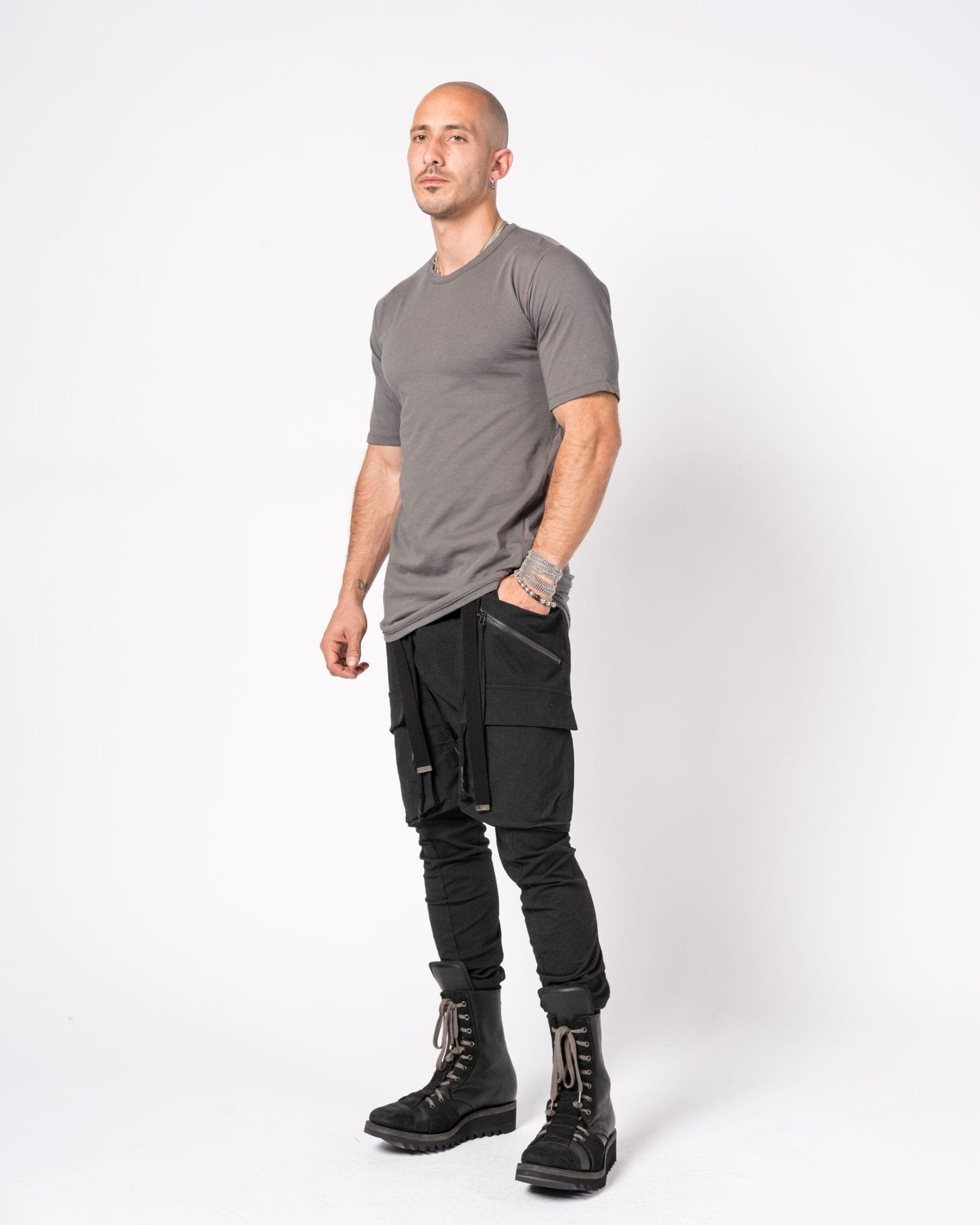 T-Shirt with Curved Hem and Contrast Stitching - by D.HYGEN