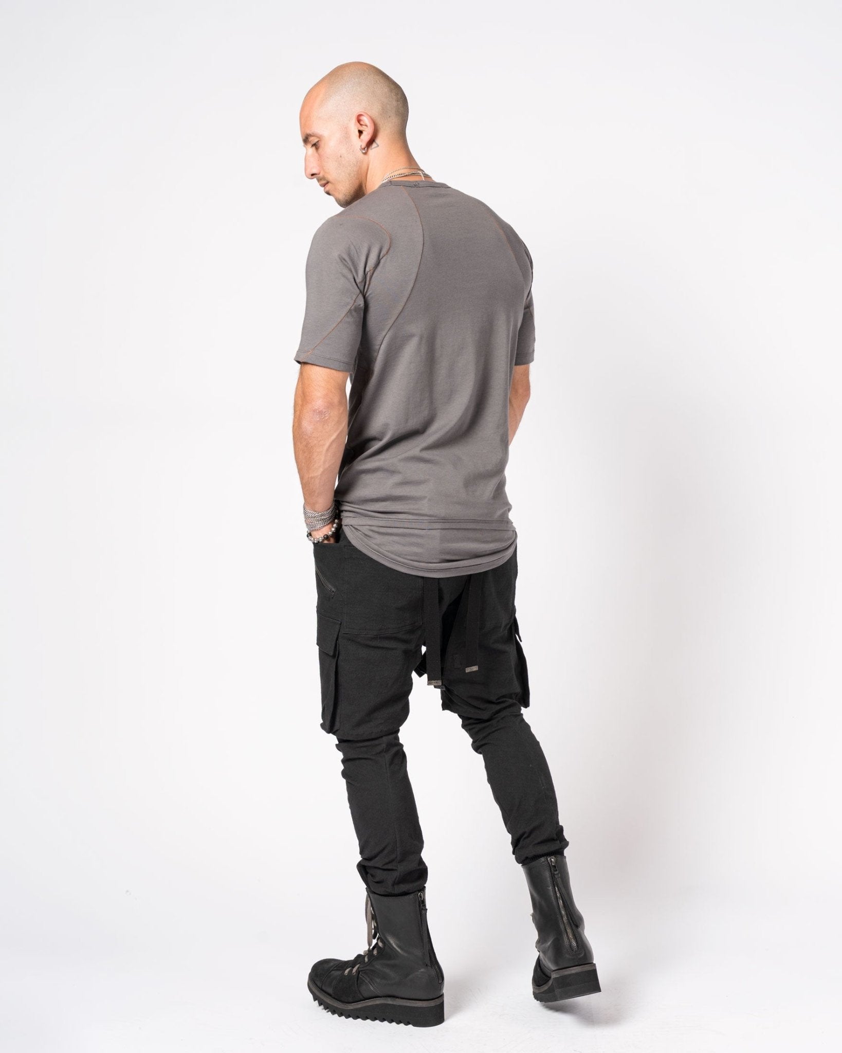 T-Shirt with Curved Hem and Contrast Stitching - by D.HYGEN