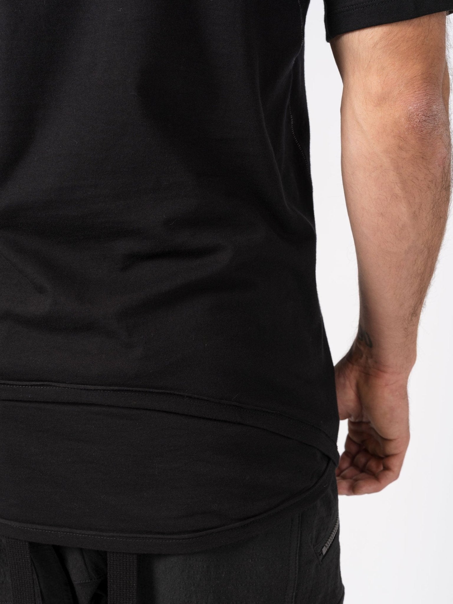 T-Shirt with Curved Hem and Contrast Stitching - by D.HYGEN