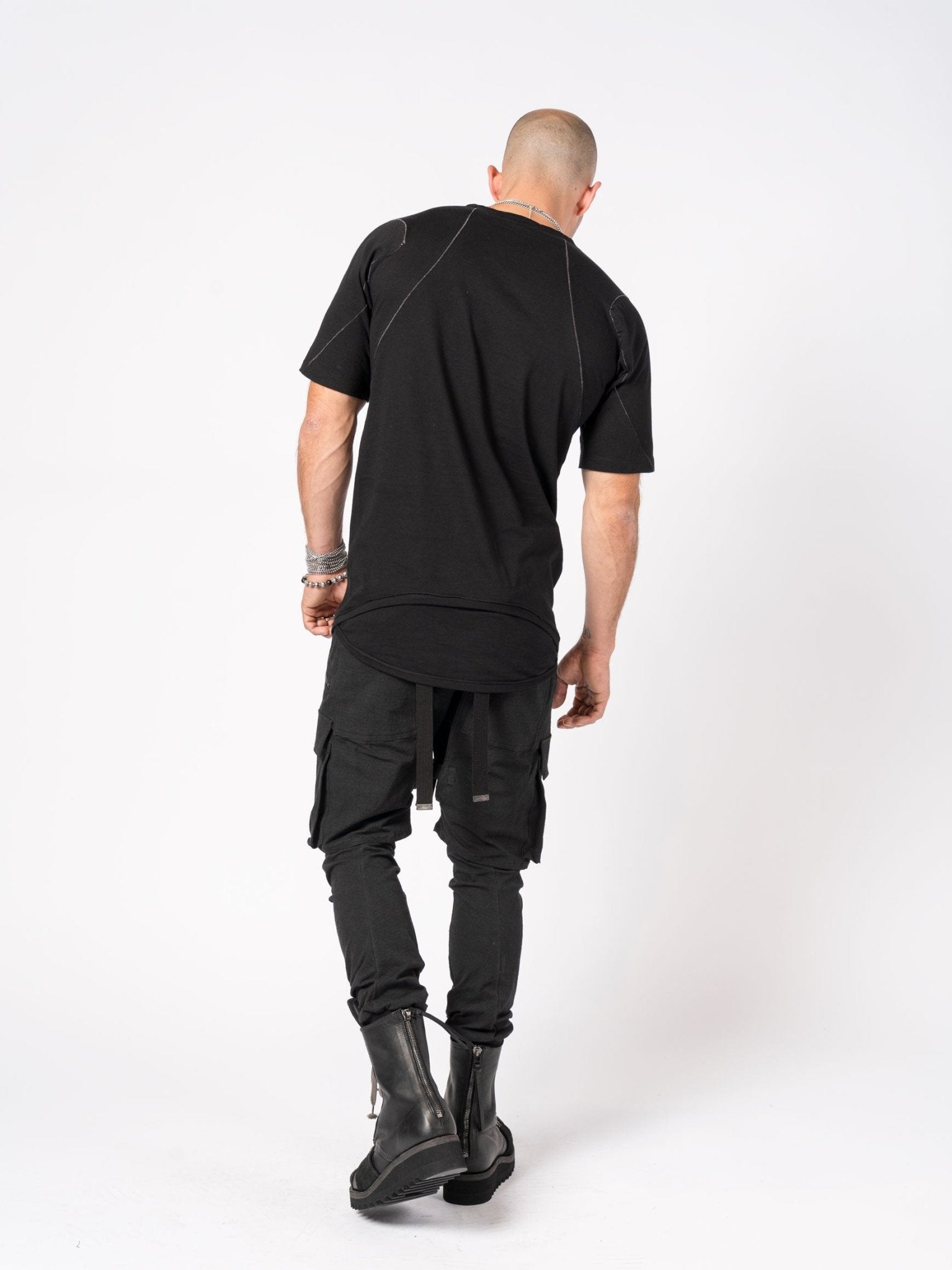 T-Shirt with Curved Hem and Contrast Stitching - by D.HYGEN