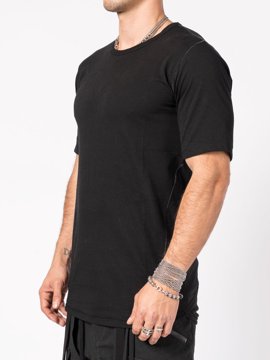 T-Shirt with Curved Hem and Contrast Stitching - by D.HYGEN