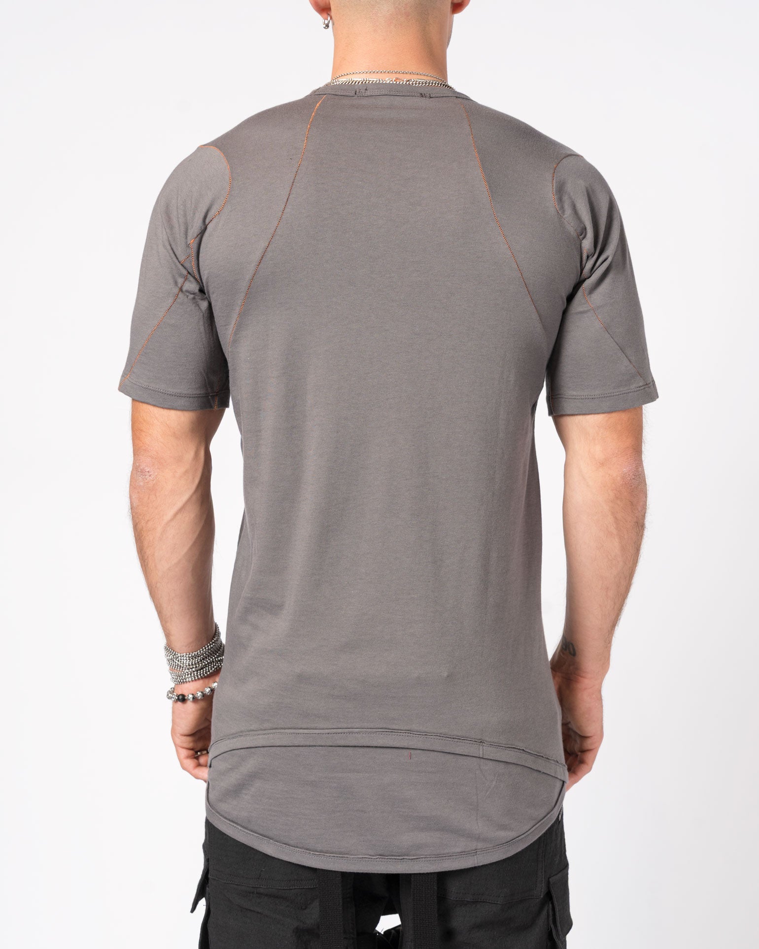 T-Shirt with Curved Hem and Contrast Stitching - by D.HYGEN