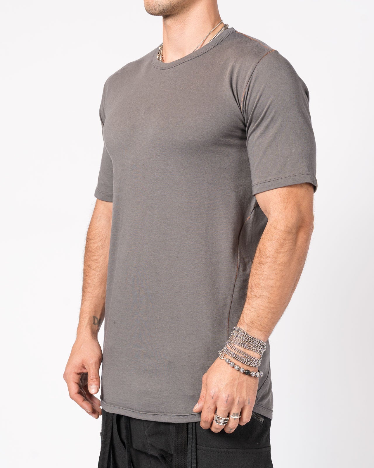 T-Shirt with Curved Hem and Contrast Stitching - by D.HYGEN