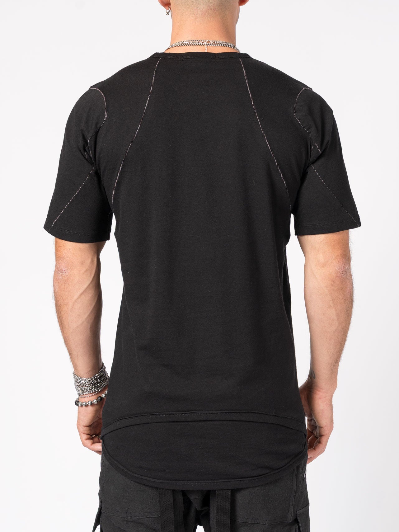 T-Shirt with Curved Hem and Contrast Stitching - by D.HYGEN