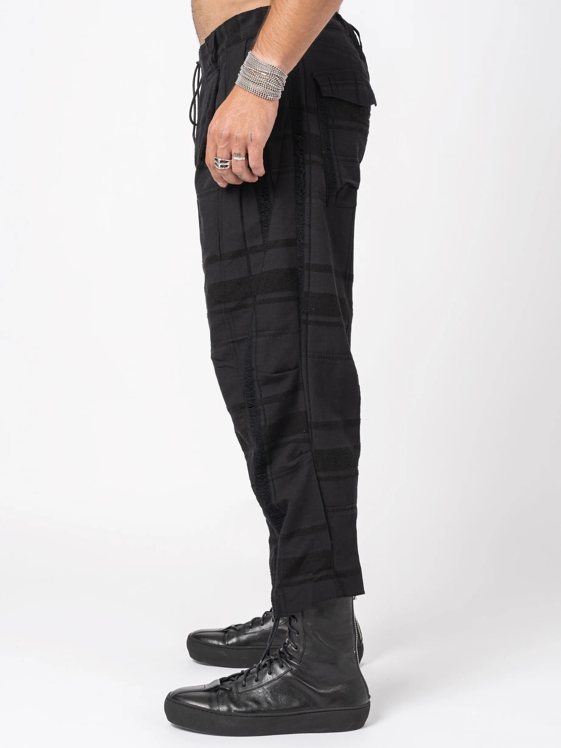 D.HYGEN Crack Random Stripe Cropped Pants