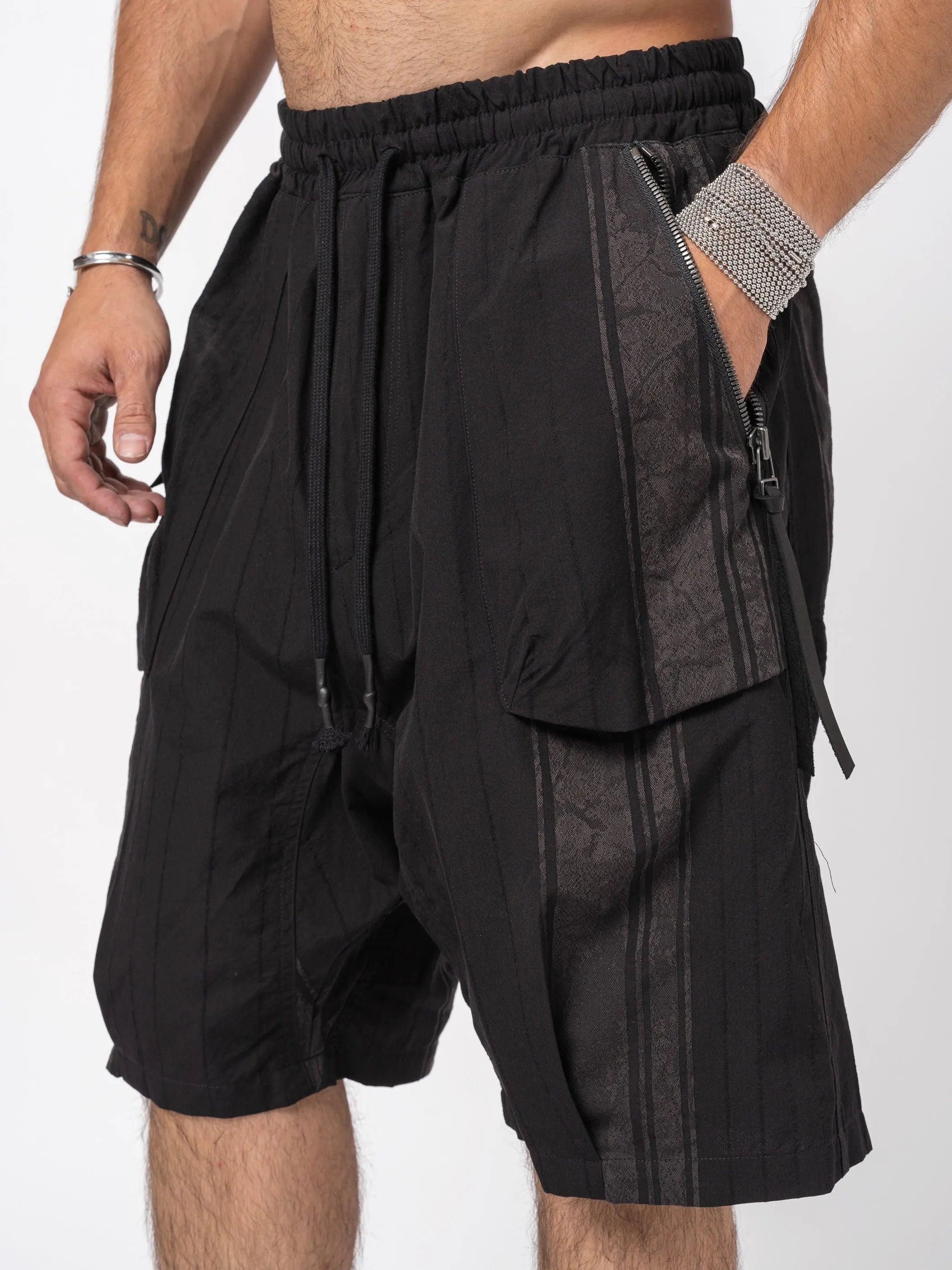 D.HYGEN Crack Random Stripe Jacquard Baggy Shorts