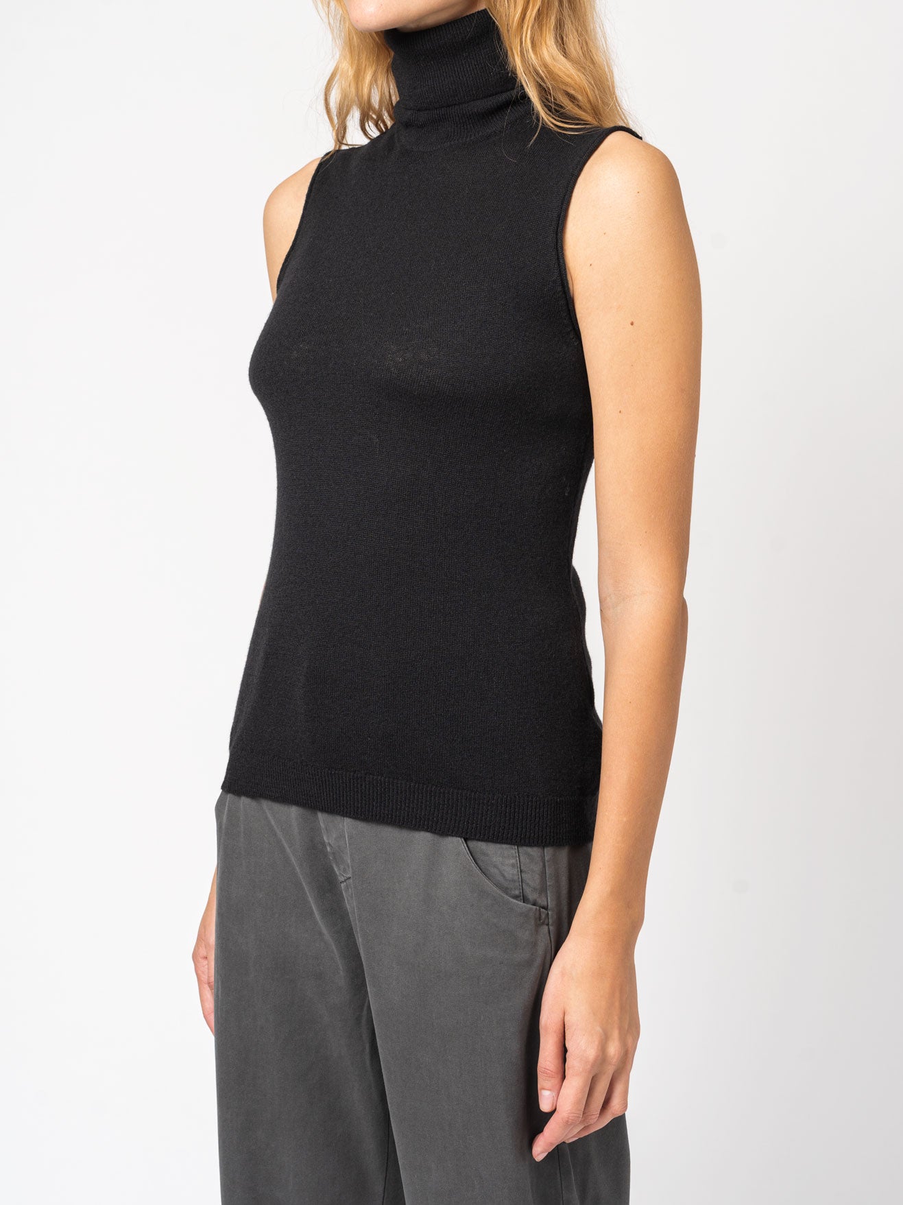 Sleeveless Turtleneck Knit