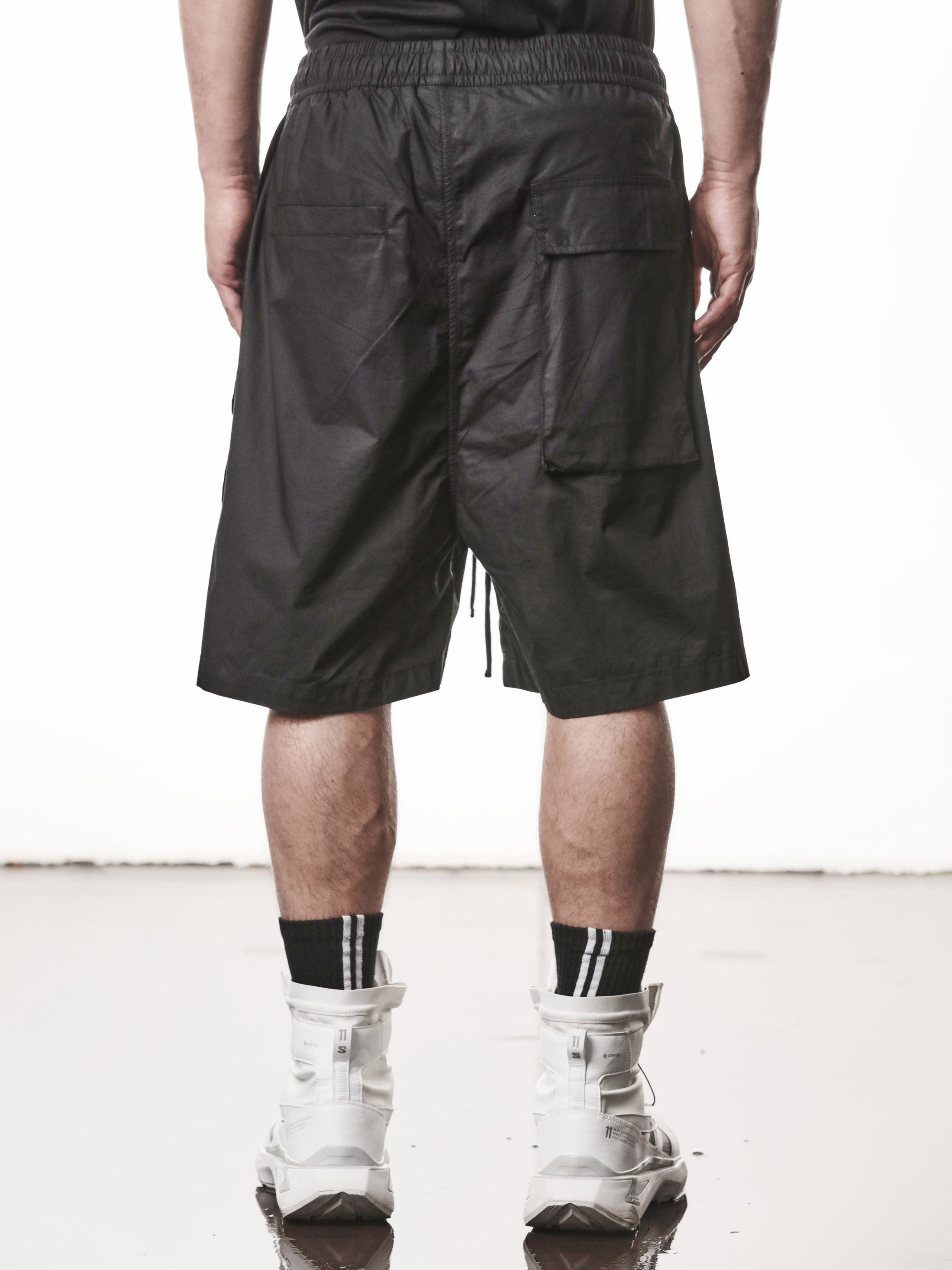 THOM KROM Drop-Crotch Utility Shorts black, model wearing size M