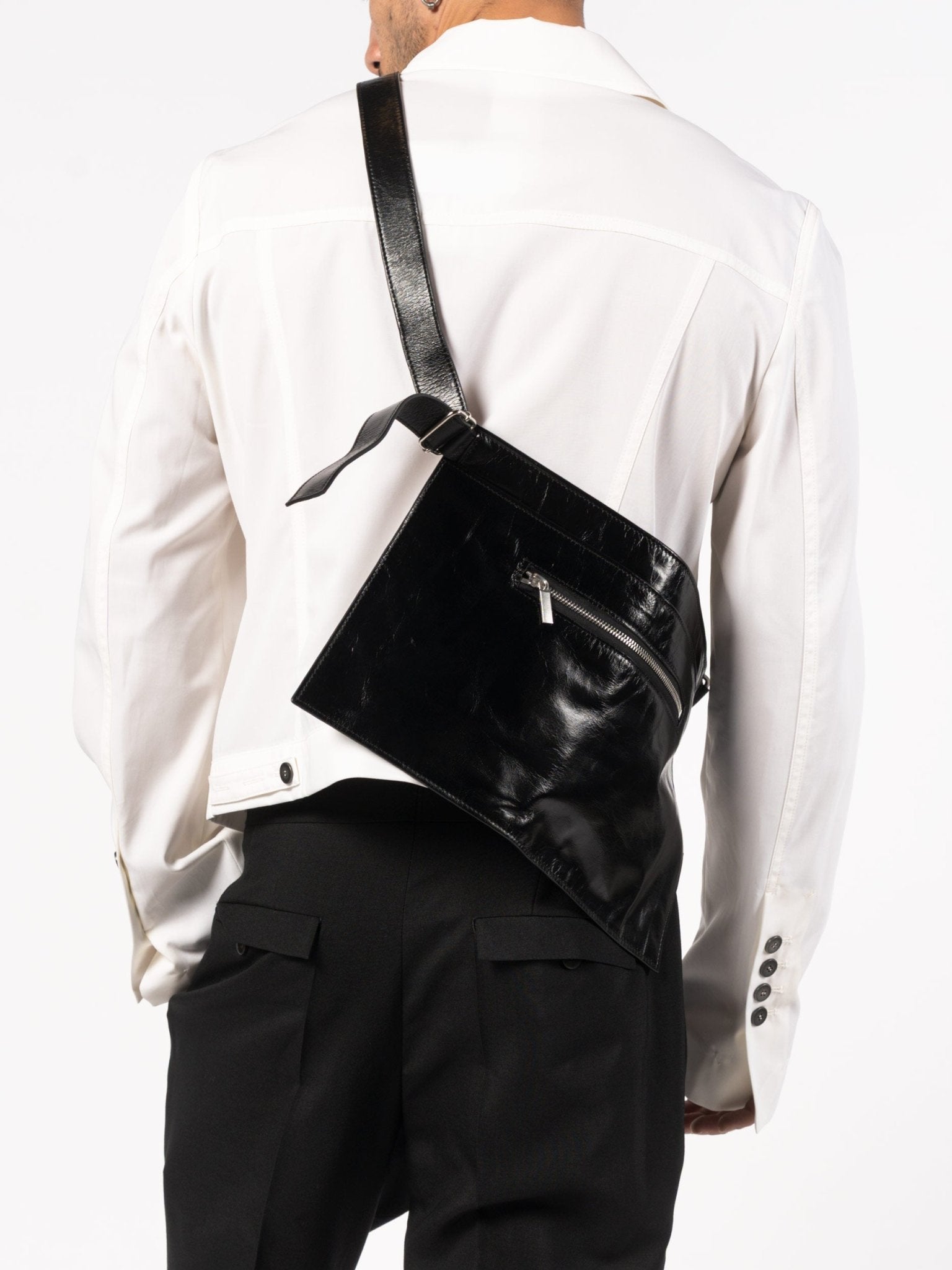 Vitellino Calf Leather Crossbody Pouch Black - Italian minimalist accessory by SAPIO