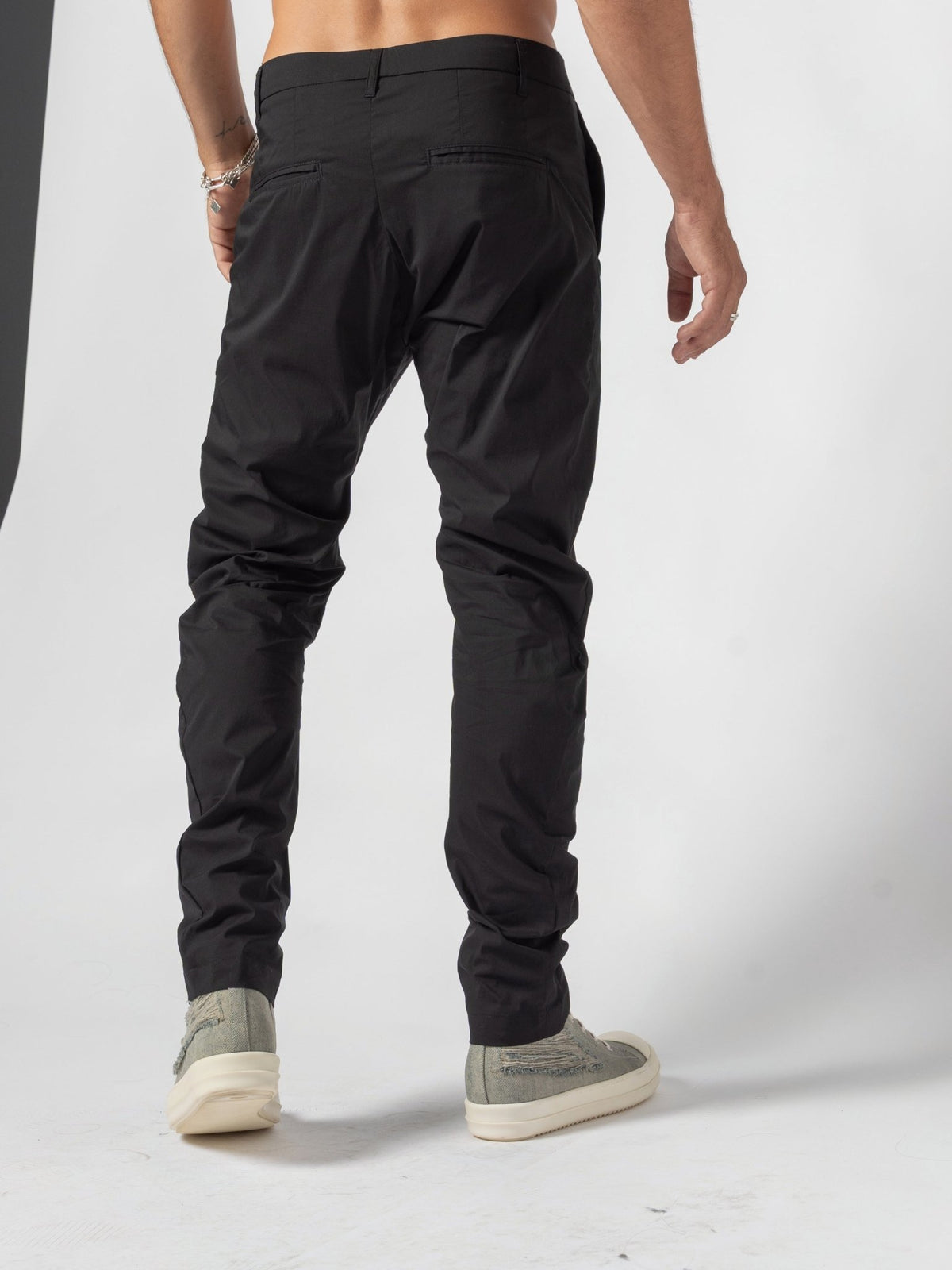Low-Rise Slim Pants - by AITO