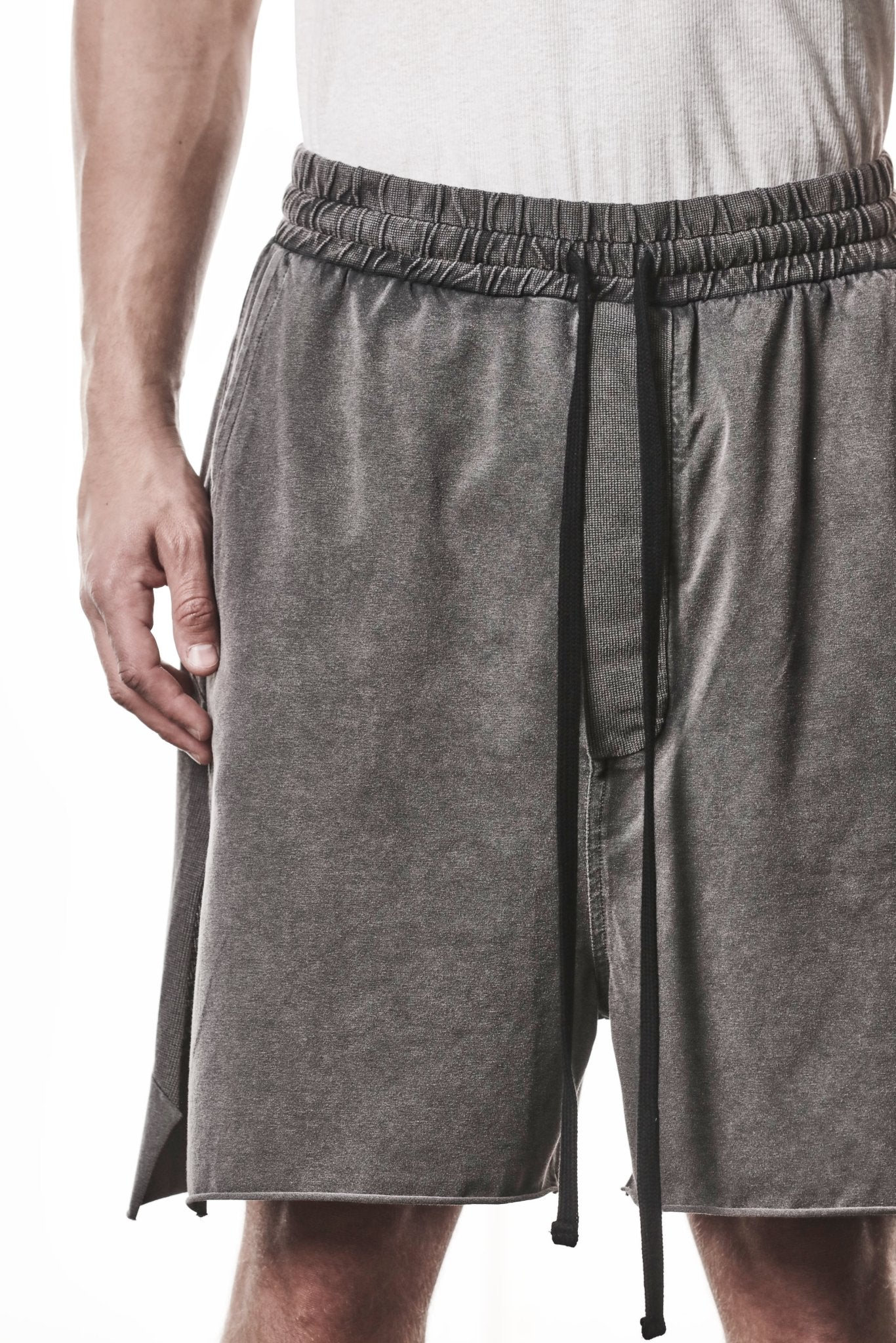 THOM KROM Matmix Cotton Shorts dark grey - close-up of raw cut hem