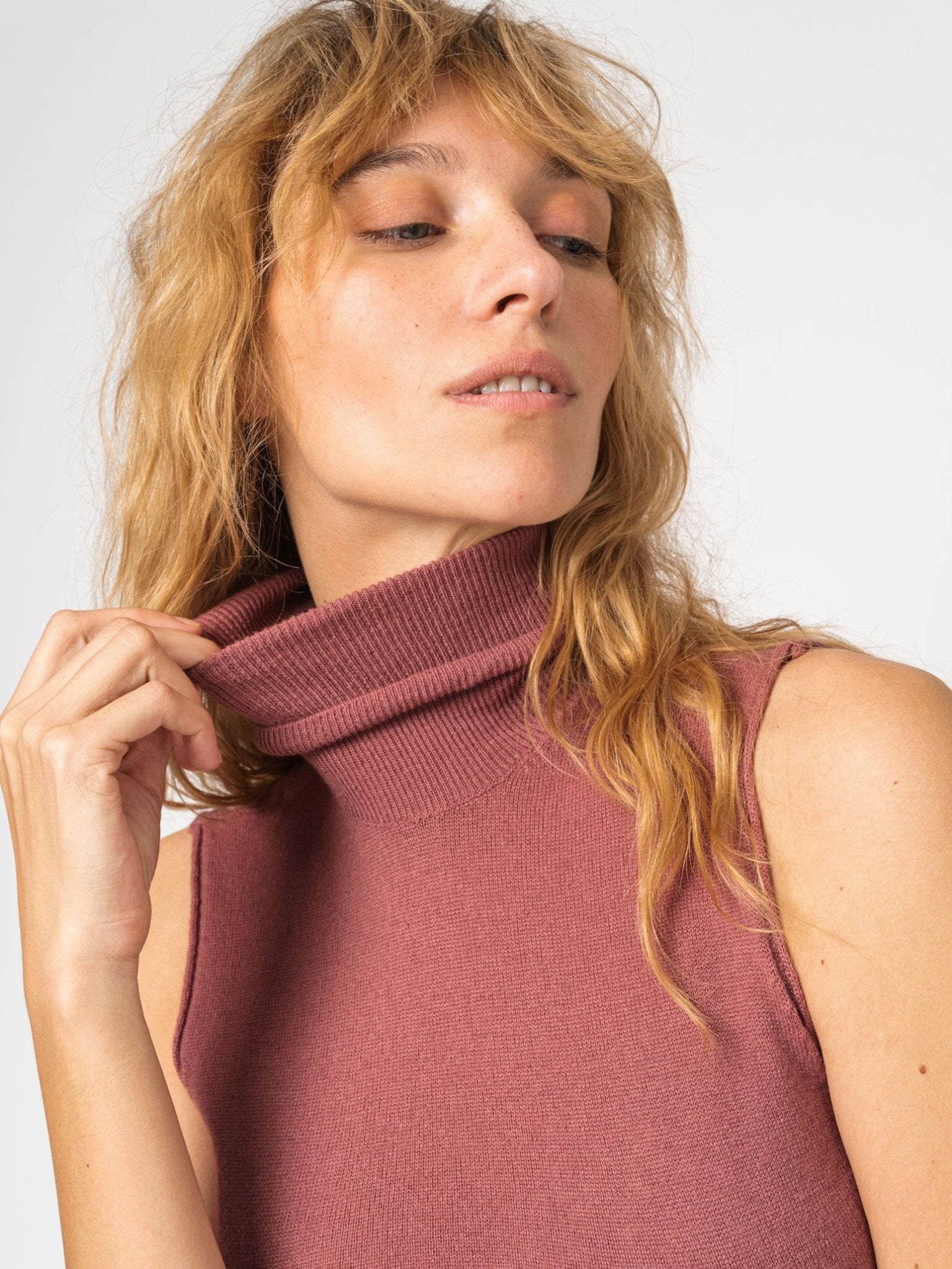 Sleeveless Cashmere Turtleneck Knit - by TRANSIT