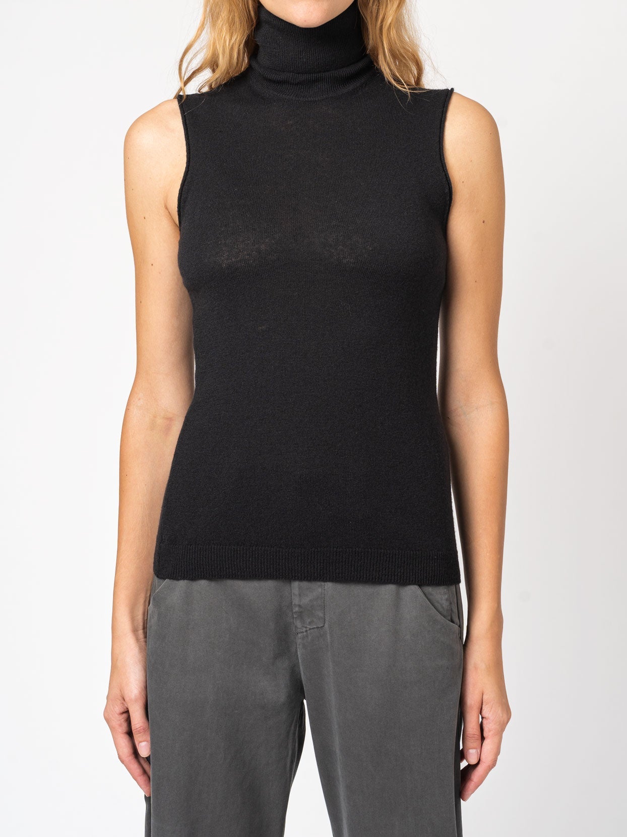 Sleeveless Turtleneck Knit - by TRANSIT