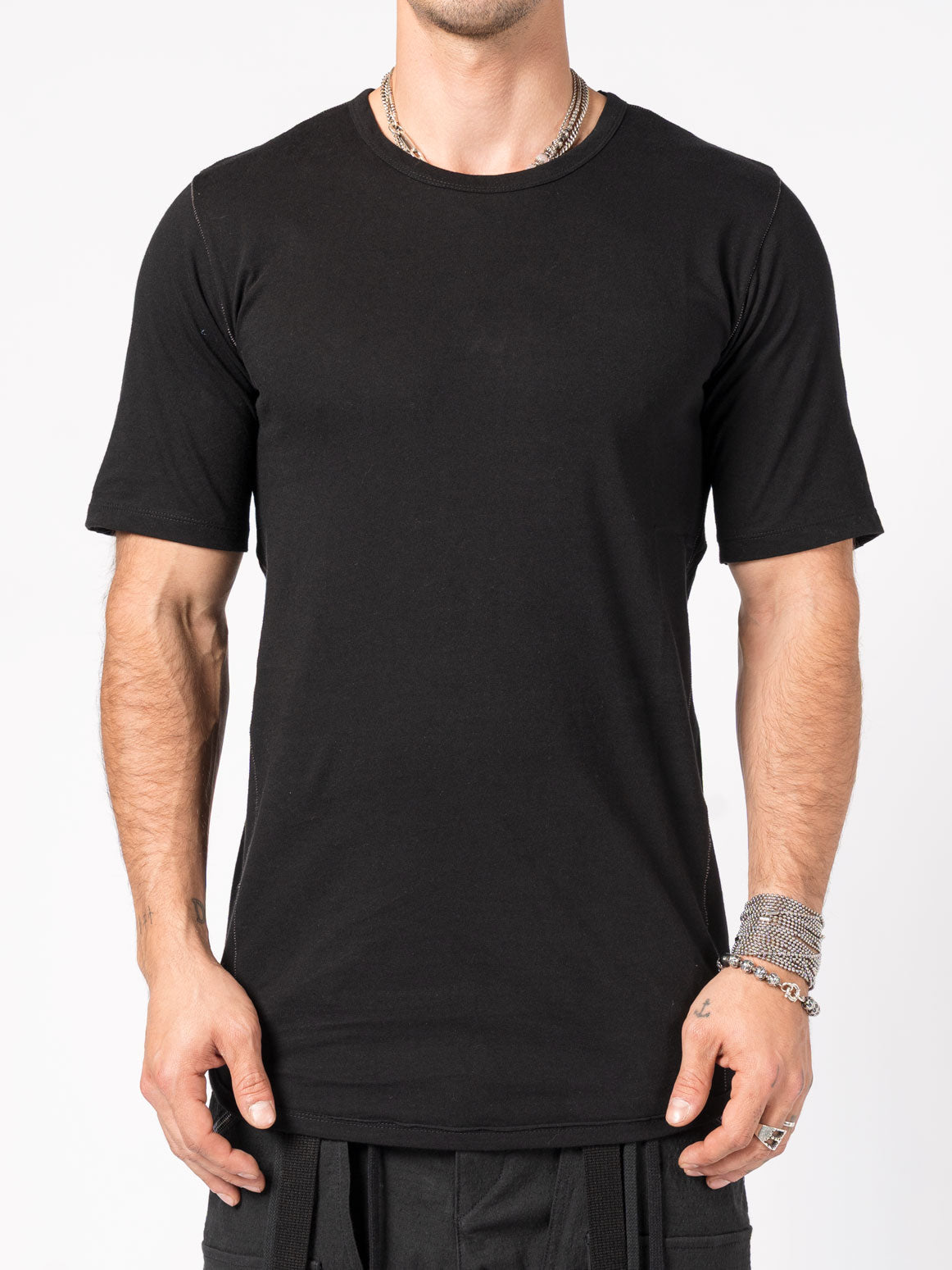 T-Shirt with Curved Hem and Contrast Stitching - by D.HYGEN