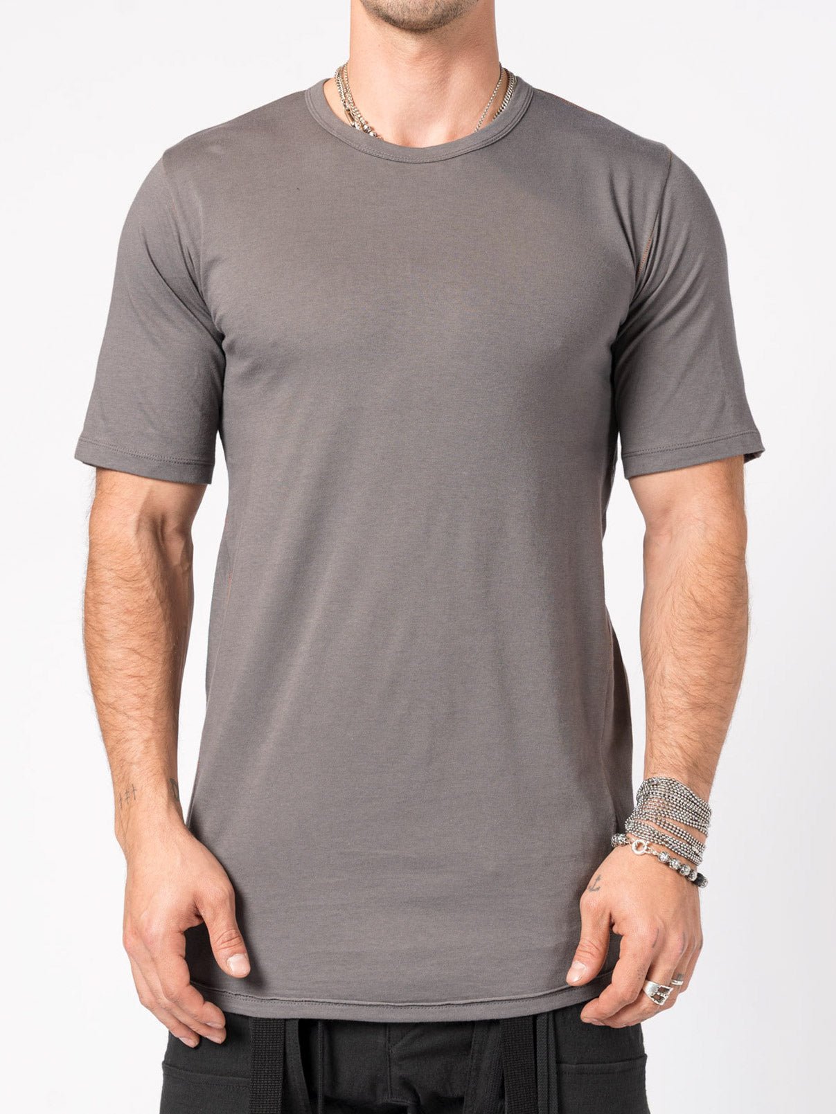 T-Shirt with Curved Hem and Contrast Stitching - by D.HYGEN