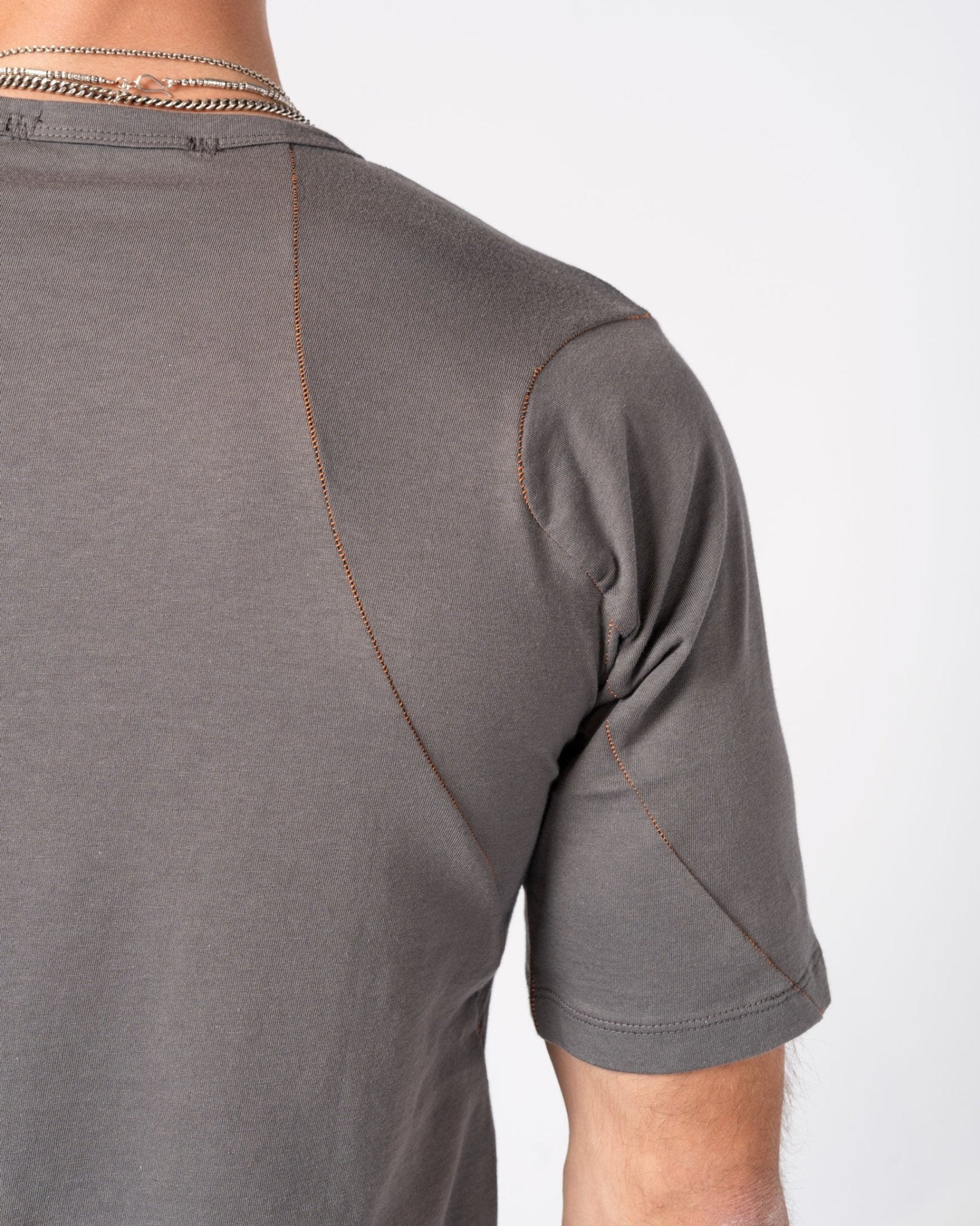 T-Shirt with Curved Hem and Contrast Stitching - by D.HYGEN
