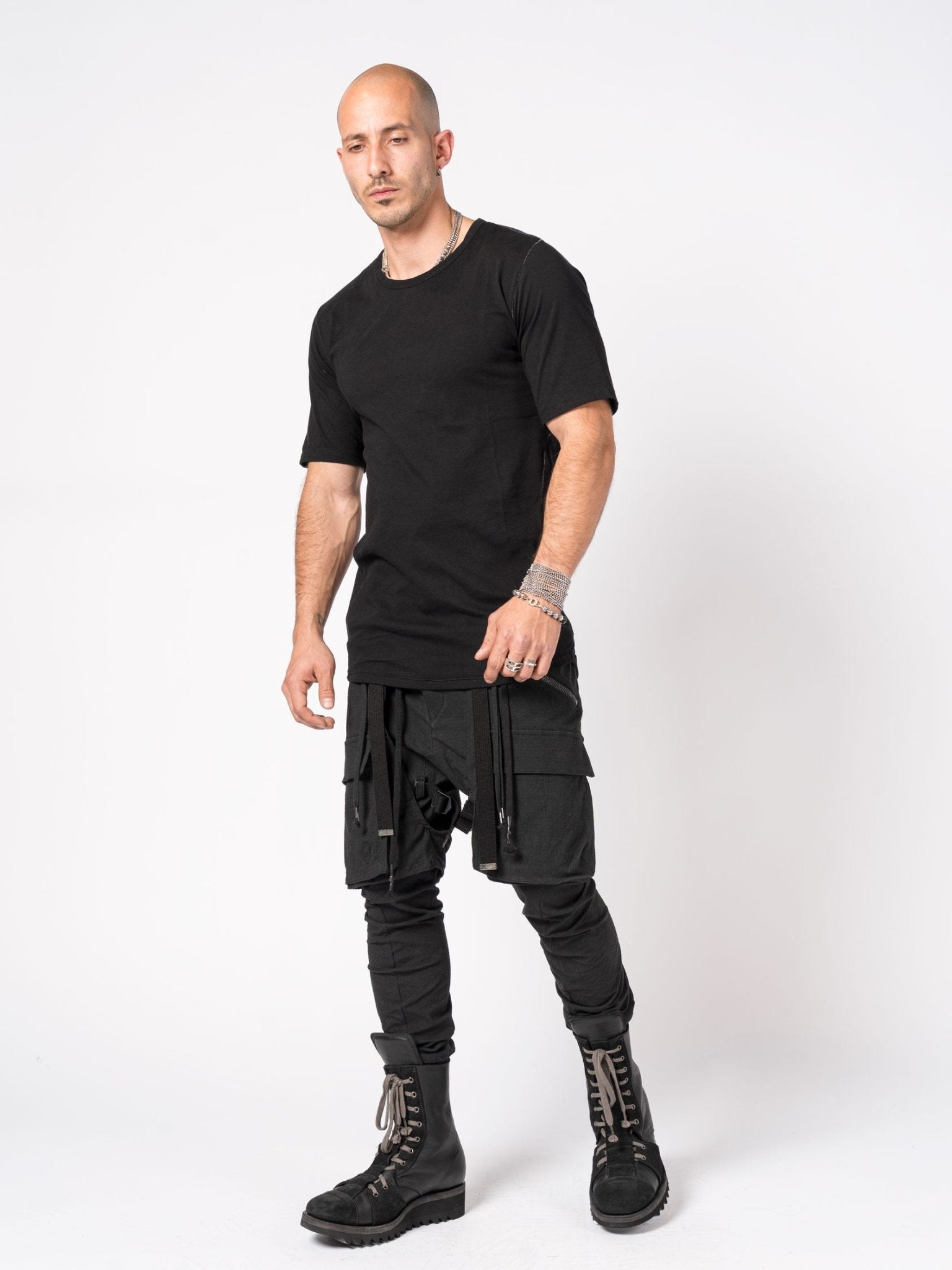 T-Shirt with Curved Hem and Contrast Stitching - by D.HYGEN